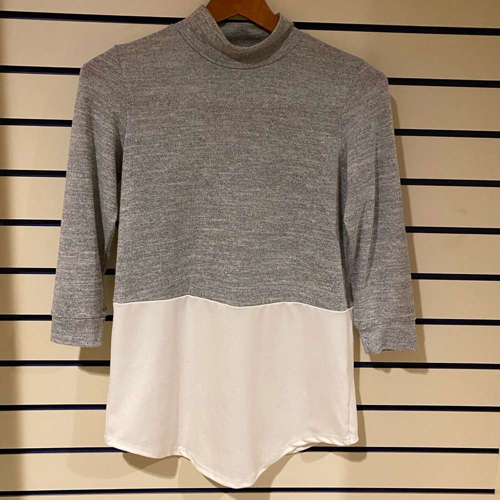 M grey/white color block 3/4 length sleeve top